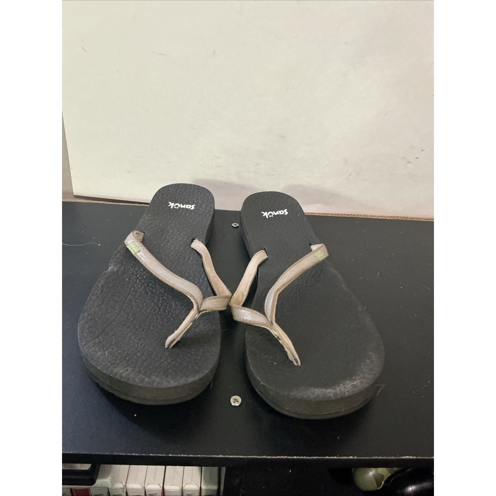 Sanuk Yoga Spree 4 Woman's Flip Flops Size 10 Champagne Metallic HAS WEAR